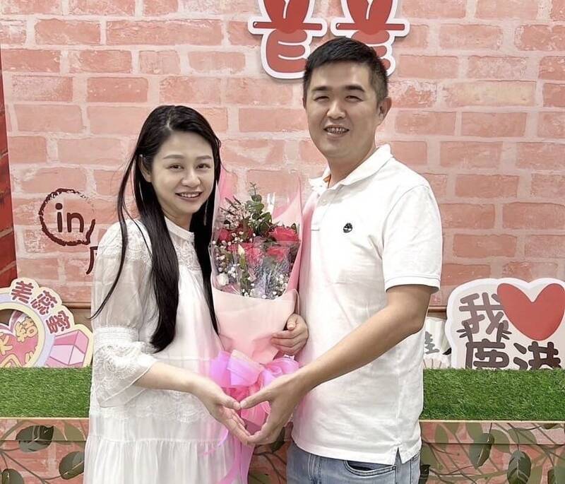 彰化鹿港鎮代表林獻章選在七夕情人節，與國中同學張禕萍登記結婚。（林獻章提供）