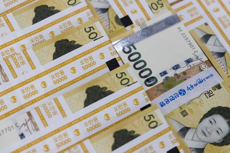 南韓信用合作社被搶3900萬韓元，歹徒已出境逃到越南。韓國鈔票示意圖。（彭博）