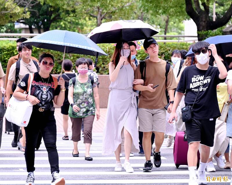 今日大台北、中南部地區及花東縱谷局部地區有機會來到36度，中午前後紫外線偏強。（資料照）