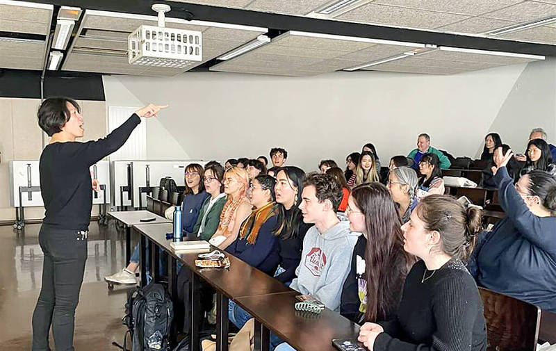 Taiwanese teacher Liu Chan-yueh , left, teaches French students to sing Hoklo songs at the University of Languages and Civilizations （INALCO） in Paris on June 14.
Photo: CNA