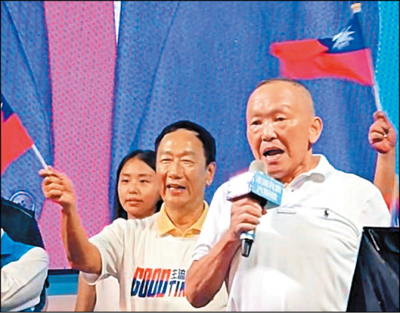 國民黨前苗栗縣長徐耀昌(右)昨宣布退黨,並批評國民黨總統參選人侯友宜有「四大罪狀」。圖為徐耀昌日前幫鴻海創辦人郭台銘站台並喊出「下架國民黨」。(資料照) 國民黨前苗栗縣長徐耀昌(右)昨宣布退黨,並批評國民黨總統參選人侯友宜有「四大罪狀」。圖為徐耀昌日前幫鴻海創辦人郭台銘站台並喊出「下架國民黨」。(資料照)