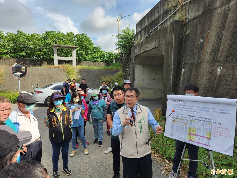 連接嘉義縣與台南市，跨越八掌溪的八掌二橋，因路面狹窄，人車爭道，險象環生，地方爭取改建。（記者王涵平攝）