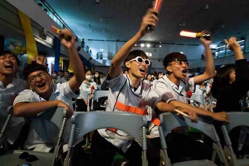 國立新營高中職員蔡育廷拍攝學校畢業典禮照片,投稿PX3巴黎攝影大賽獲銀獎。(蔡育廷提供) 國立新營高中職員蔡育廷拍攝學校畢業典禮照片,投稿PX3巴黎攝影大賽獲銀獎。(蔡育廷提供)