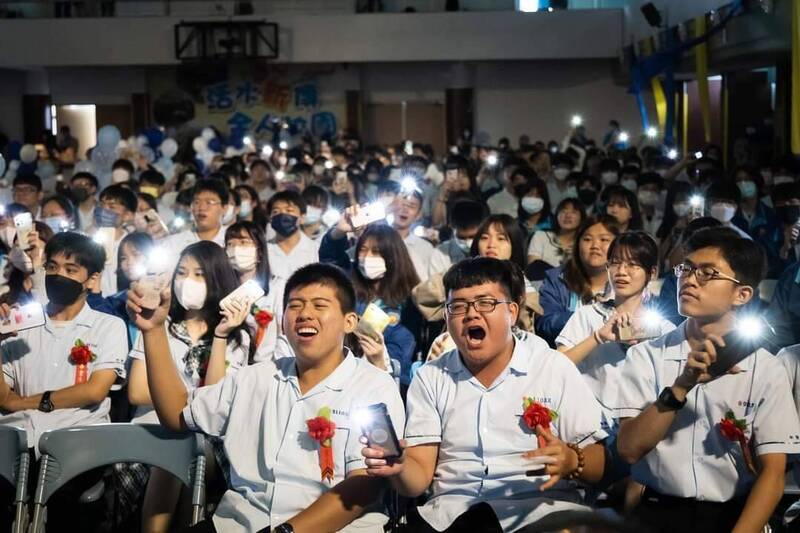 國立新營高中職員蔡育廷拍攝學校畢業典禮照片,投稿PX3巴黎攝影大賽獲銀獎。(蔡育廷提供) 國立新營高中職員蔡育廷拍攝學校畢業典禮照片,投稿PX3巴黎攝影大賽獲銀獎。(蔡育廷提供)