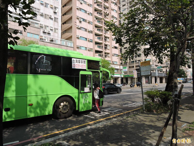 中市推市民限定雙十公車及299定期票，交通局表示，外縣市學生在中市就讀比照優惠。（記者蘇金鳳攝）