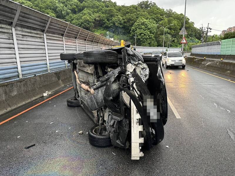 邱男駕駛轎車打滑自撞翻車。（記者陸運鋒翻攝）