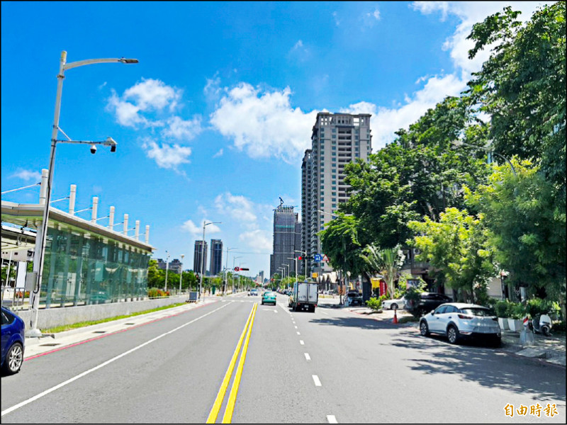 高雄市交通大隊選在鼓山區馬卡道路與華安街輕軌路口，增設科技執法設備。（記者黃良傑攝）