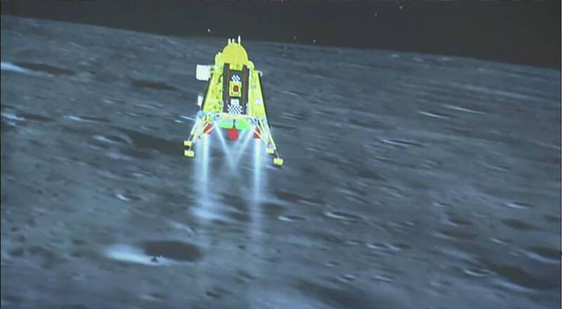 印度「月船3號」月球探測器於台灣時間今（23）日晚間8點34分成功著陸於月球表面，印度也成為全球首個在月球南極附近軟著陸的探月國家。（法新社）