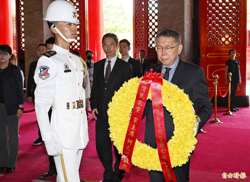 台灣民眾黨主席柯文哲23日率黨公職人員到台北忠烈祠緬懷八二三戰役勝利65週年。（記者張嘉明攝）