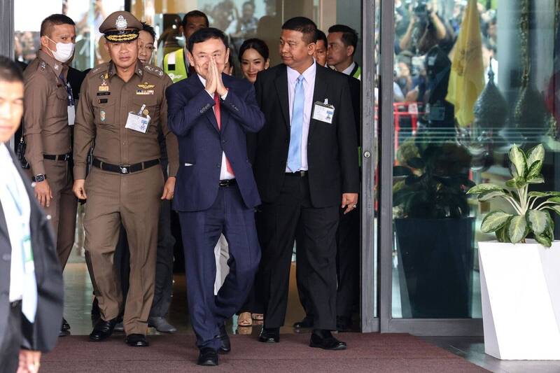 74岁的泰国前总理塔克辛昨返国，结束其17年的海外流亡生涯。（彭博）(photo:LTN)