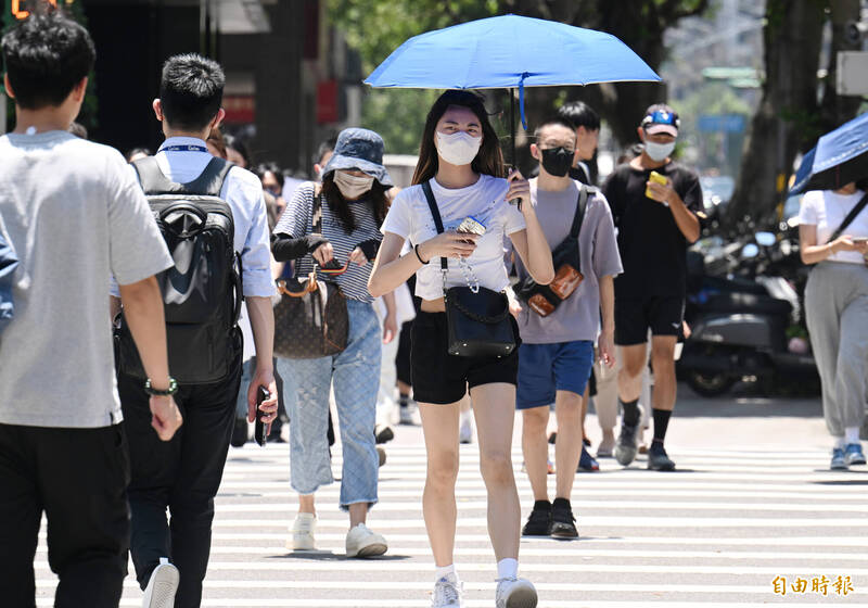 氣象局今下午對12縣市發布高溫特報。（資料照）