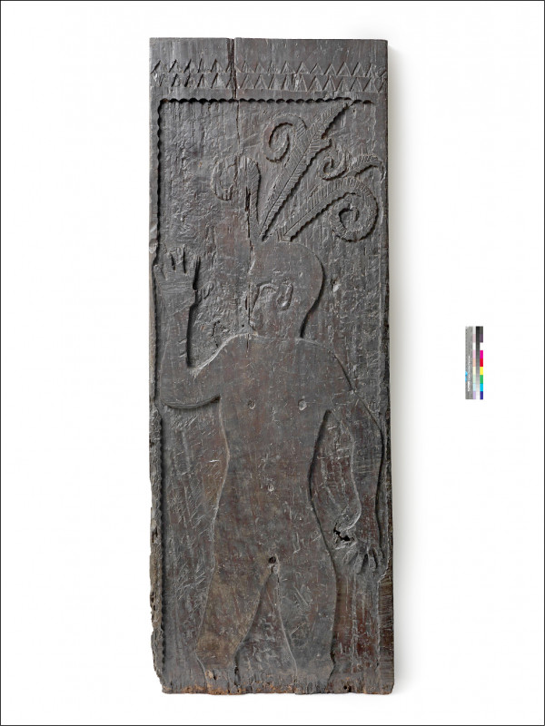 台北市立文獻館指定二案十三件原住民族文物為台北市一般古物文化資產，包含兩件卑南族「雕人像板」及十一件「撒奇萊雅族衣飾」。（台北市文獻館提供）