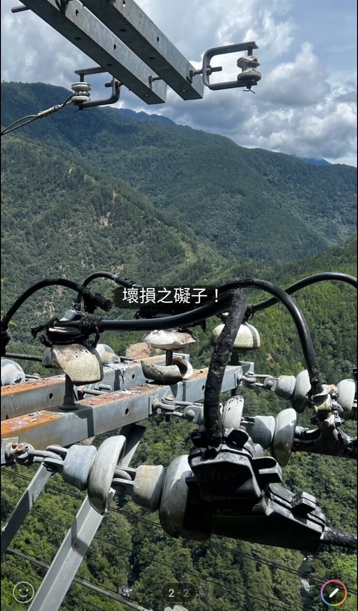 疑似猴子碰觸台電線路，致台電線路及裝腳礙子破裂故障，產生火花。（民眾提供）