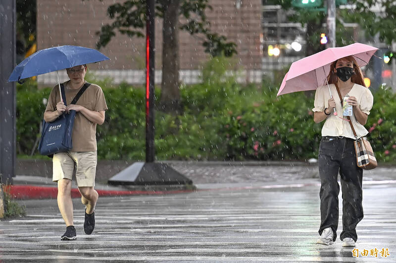 氣象局提醒，週五午後各地都有可能下起雷陣雨，而山區雨勢較明顯，可能會有短延時強降雨，外出請多注意天候。（資料照）