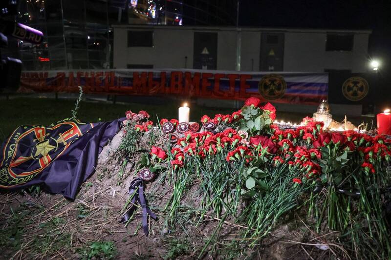 俄羅斯傭兵組織「瓦格納集團」首腦普里格津(Yevgeny Prigozhin),23日傳出疑似墜機身亡,集團位在聖彼得堡的大樓排出十字架燈表達哀悼,大樓外還可見集團旗幟、鮮花及蠟燭。(路透) 俄羅斯傭兵組織「瓦格納集團」首腦普里格津(Yevgeny Prigozhin),23日傳出疑似墜機身亡,集團位在聖彼得堡的大樓排出十字架燈表達哀悼,大樓外還可見集團旗幟、鮮花及蠟燭。(路透)