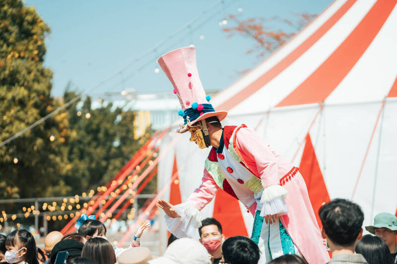 今年市集融入馬戲團表演，巨人小丑踩高蹺不時出現與民眾互動。（澎澄飯店提供）（記者劉禹慶攝）