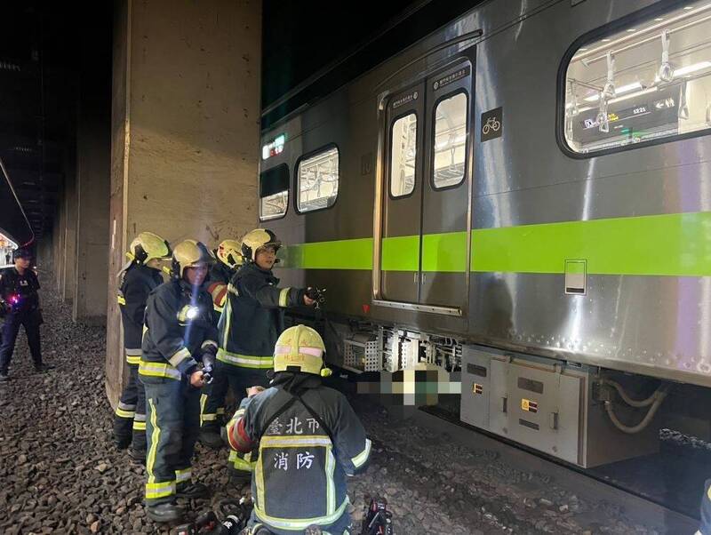 台鐵1170次北上區間車今天中午進站時撞擊落軌劉婦。（記者劉慶侯翻攝）