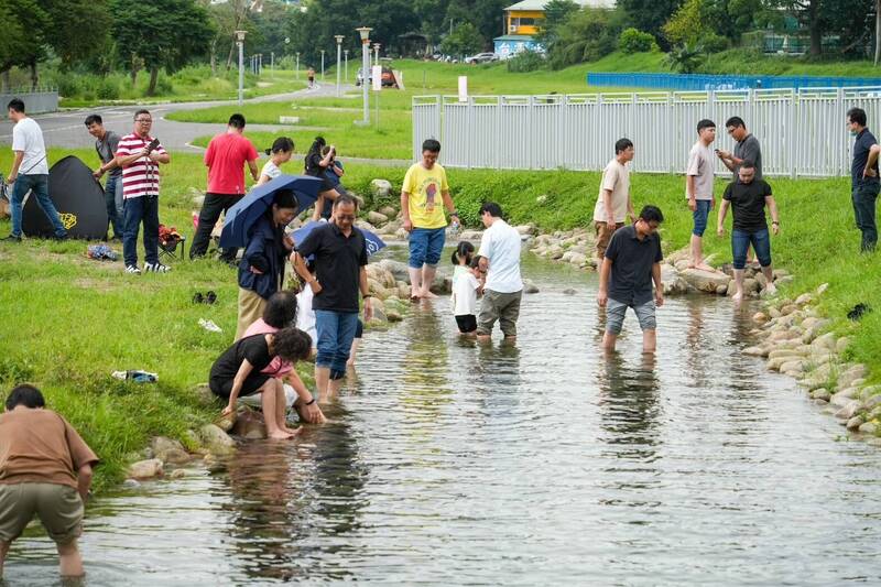 新店親情河濱公園「近自然景觀溪流」， 26日起開放。（新北市水利局提供）