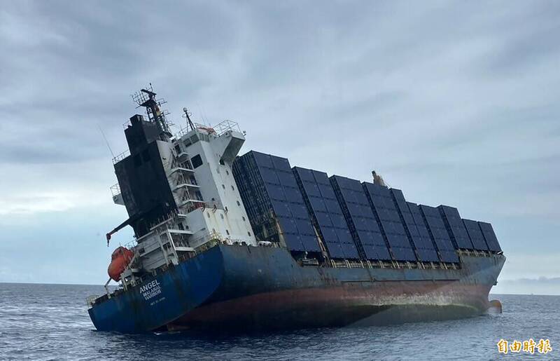 跟蘇拉颱風搶時間！抽除天使輪殘油只剩一半，台灣港務公司盼「平安順利就好」。圖為沉沒前的天使輪。（資料照）