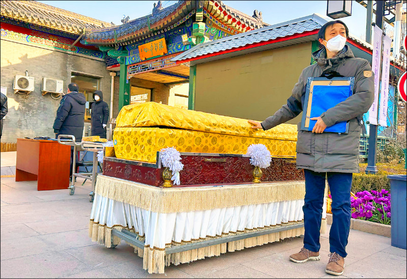 中國往生者家屬去年十二月十七日在北京一處火葬場等待親人遺體火化。（美聯社檔案照）