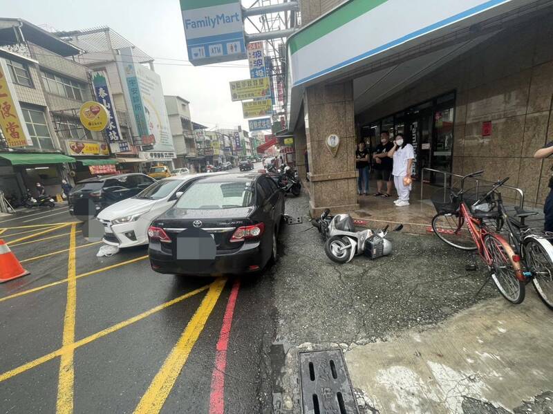 男子駕駛的黑色轎車撞到停在路旁的白色轎車。（記者羅欣貞翻攝）