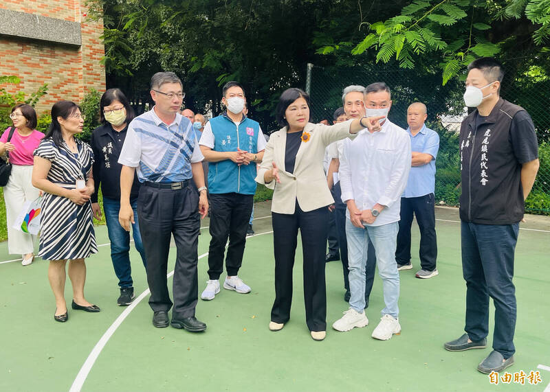 東仁國中缺乏室內大型集會場所，雲林縣長張麗善與縣府團隊實地現勘。（記者林旻臻攝）