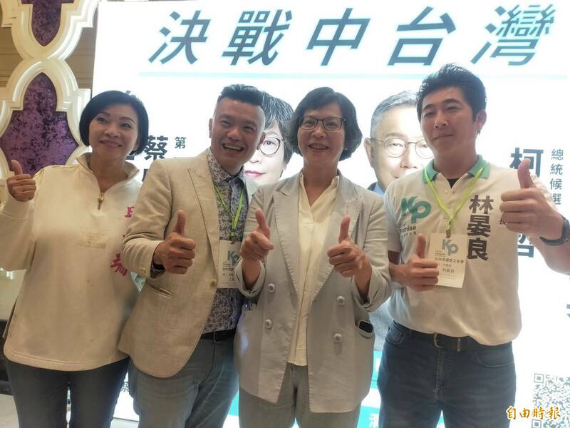民眾黨立委參選人蔡壁如(右二),強調決戰中台灣。(記者張軒哲攝)
民眾黨立委參選人蔡壁如(右二),強調決戰中台灣。(記者張軒哲攝)
