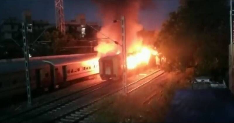 印度火车的一节车厢发生爆炸，并瞬间起火，导致至少10人死亡，22人重伤。（图撷取自推特）(photo:LTN)