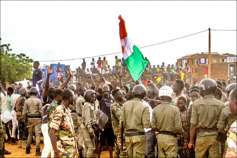 西非經濟共同體（ECOWAS）揚言採取軍事行動推翻尼日政變，尼日軍事統治者要求法、德、奈及利亞與美國的大使在48小時內離境。圖為尼日街頭遭焚毀的車輛。（路透）