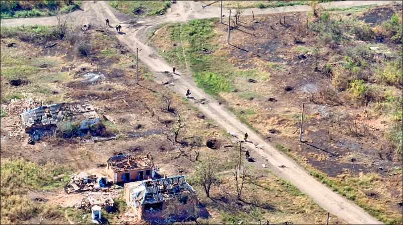 一名烏克蘭指揮官宣稱已突破俄軍在烏南的最困難防線進入札波羅熱州南部的羅博蒂村，可望快速朝亞速海挺進。圖為廿五日公布的烏軍部隊進入羅博蒂村的影片的截圖。（路透）