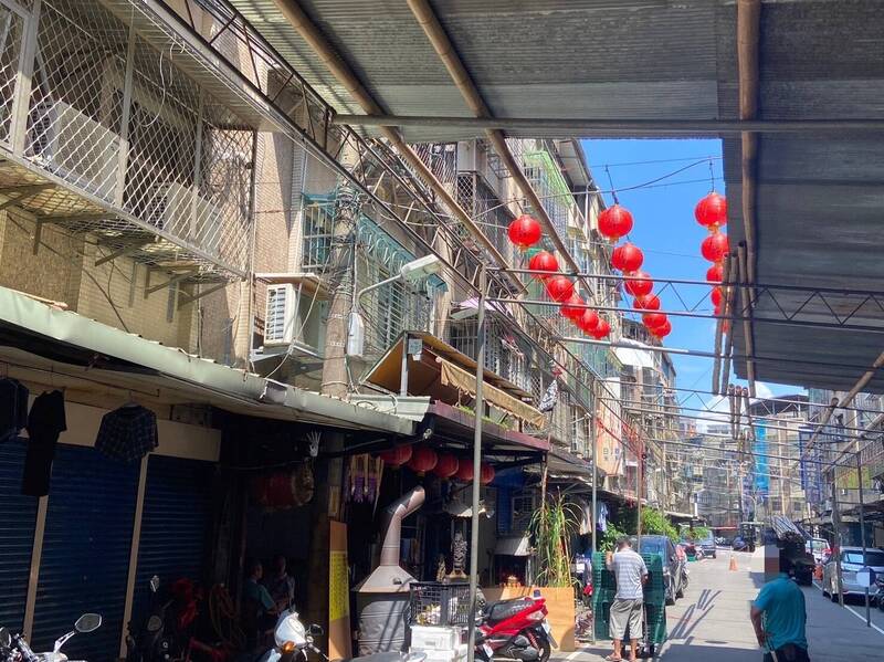 張姓男子搭設棚架失足，從2樓高度重摔頭部落地。（記者徐聖倫翻攝）