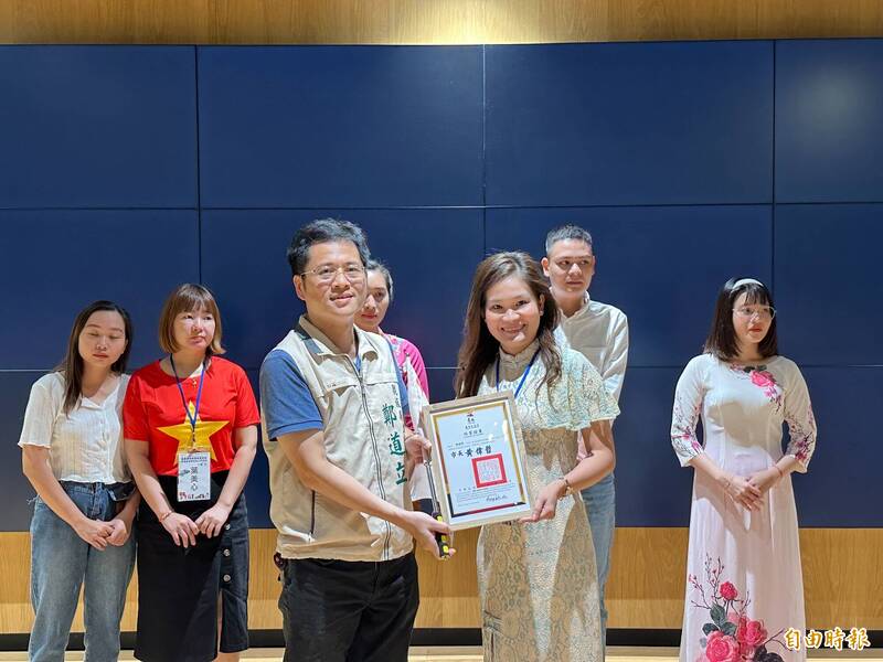 台南市「新南向旅遊導覽人員培訓計畫」結訓，由觀旅局專委鄭道立（左）頒發結業證書給學員。（記者劉婉君攝）