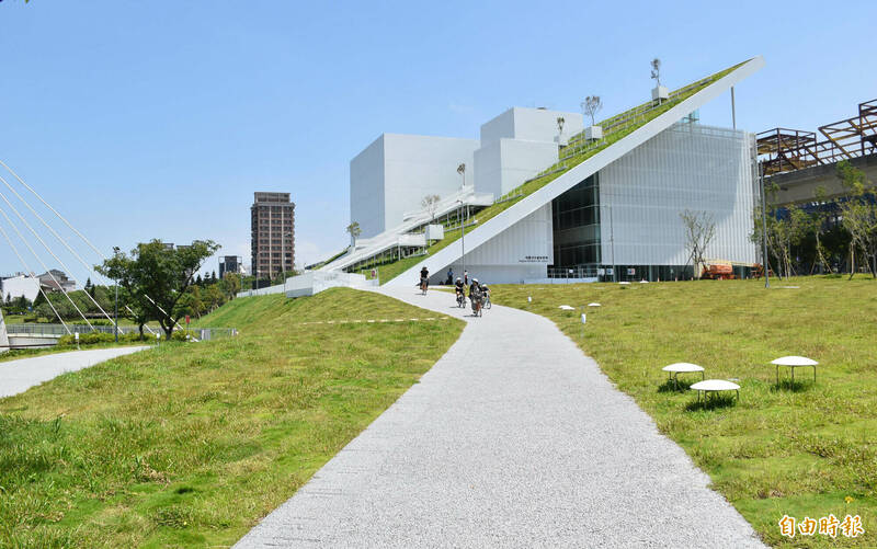 座落青塘園的「桃園市立兒童美術館」以「藝術山丘」造型，將在明年4月配合兒童節檔期開館。（記者李容萍攝）