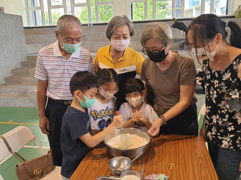 隔代教養增加趨勢河堤國小慶祝祖父母節，吸引阿公阿嬤校園與孫同樂。（高市教育局提供）