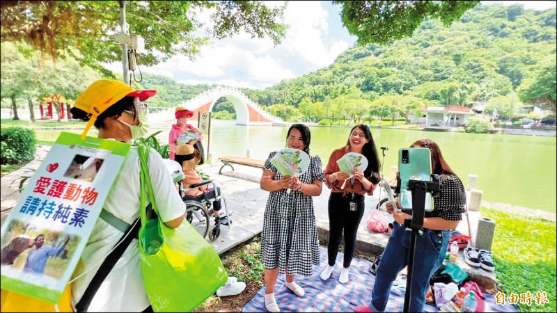 茹素志工團體昨天到台北大湖公園發傳單，向民眾宣導茹素觀念。（記者俞肇福攝）