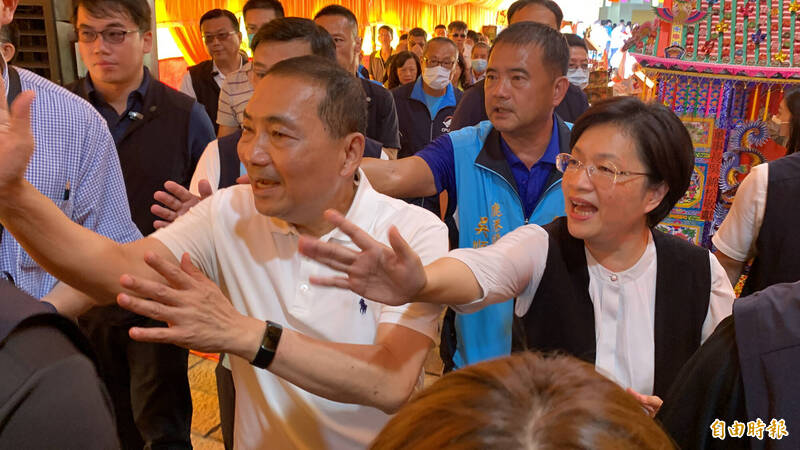 侯友宜鹿港拜廟。(記者湯世名攝) 侯友宜鹿港拜廟。(記者湯世名攝)
