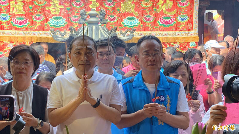 侯友宜鹿港拜廟。(記者湯世名攝) 侯友宜鹿港拜廟。(記者湯世名攝)