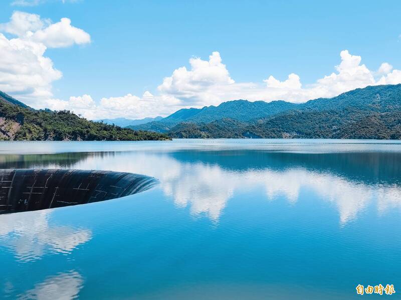 南化水庫今年的4度自然溢流，太陽露臉，大壩區一片晴朗，湖面清澈猶如「天空之鏡」。（記者吳俊鋒攝）