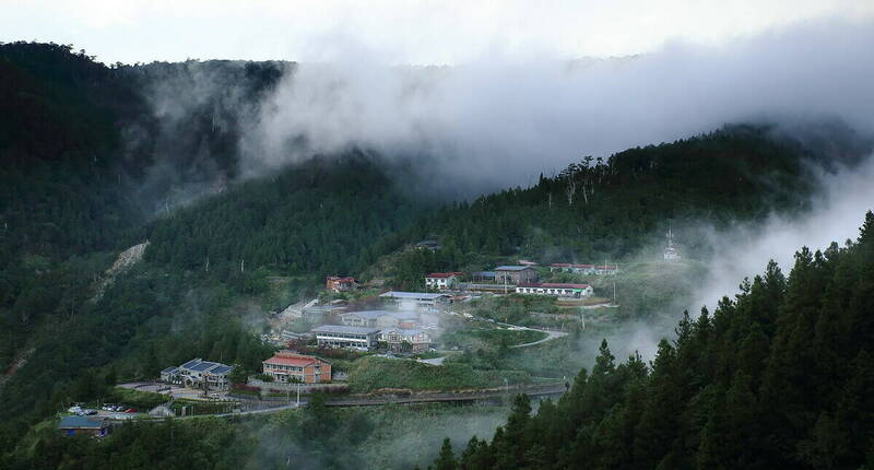 強颱蘇拉來勢洶洶，宜蘭太平山明天下午4點預警性休園，圖為太平山莊。（林業署宜蘭分署提供）