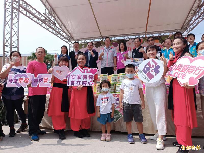 全聯慶祥慈善基金會捐贈奶粉、尿布等總價值逾176萬元的民生物品，給桃園市安家實物銀行助弱。（記者鄭淑婷攝）