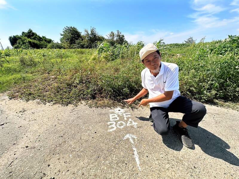 民俗專家廖大乙指侯友宜祖墳外產業道路出現「304」字樣，意味著侯、郭兩位爭老三。（廖大乙提供）