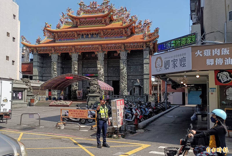 大園仁壽宮慶讚中元遶境，大園警分局請用路人遵守各路口執勤員警或義交指揮。（記者李容萍攝）