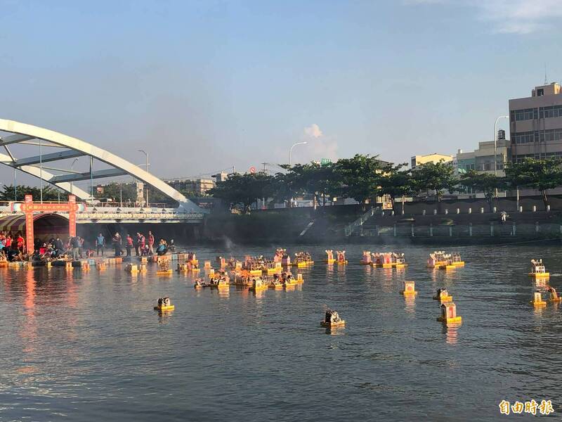 鹿港地藏王廟配合中元普度，今天傍晚在福鹿河濱公園舉辦祭水靈儀式，現場的法船、蓮花燈、房燈都比以往要多。（記者湯世名攝）