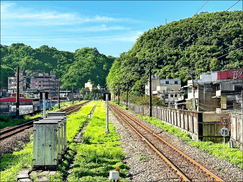 台鐵局為提升營運安全效能，於4月啟用落石告警系統，監看全線26處易發生落石風險的邊坡路段。（台鐵局提供）