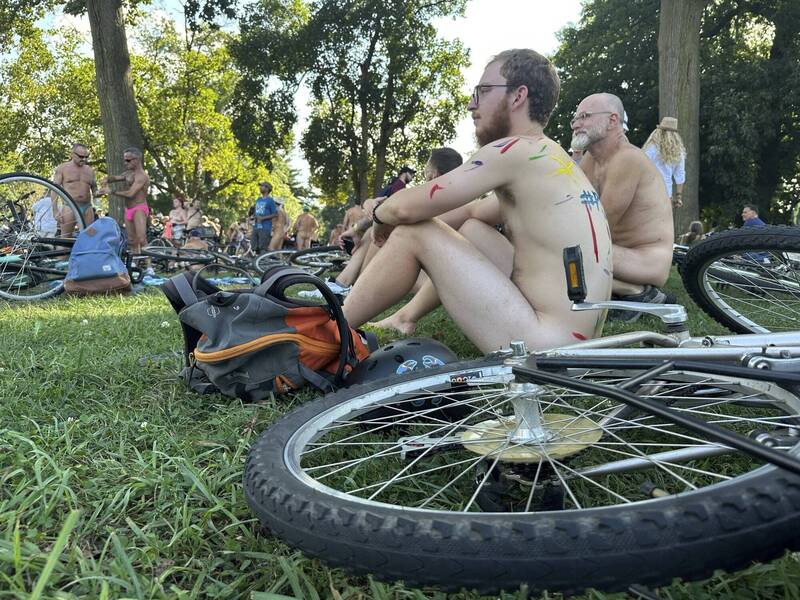 费城裸体单车日的参与者，在活动开始前聚在一起。（美联社）(photo:LTN)