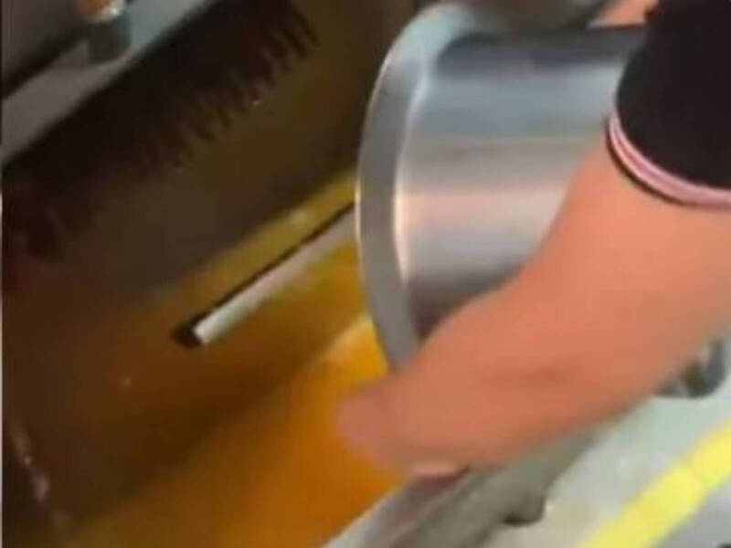 餐廳員工接自來水泡柳橙汁給顧客飲用，衛生環境髒亂不堪，還擺放著清潔用品。（翻攝自微博）