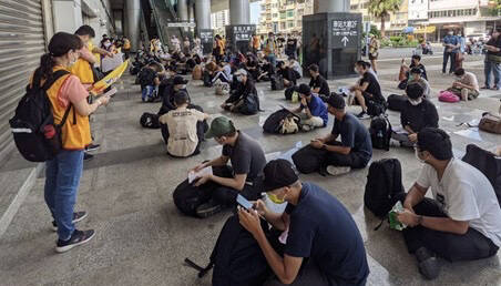 受蘇拉颱風海警影響，海軍艦艇兵入營延至9月6日報到，圖為新兵報到情形。（役政署提供）