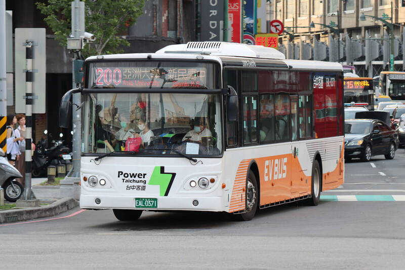 市議員周永鴻要求市府解決公車司機不足的問題。（市府提供）