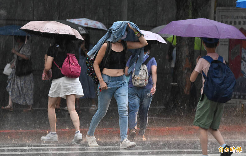 蘇拉颱風進逼，不少民眾關心是否會放颱風假。（資料照）