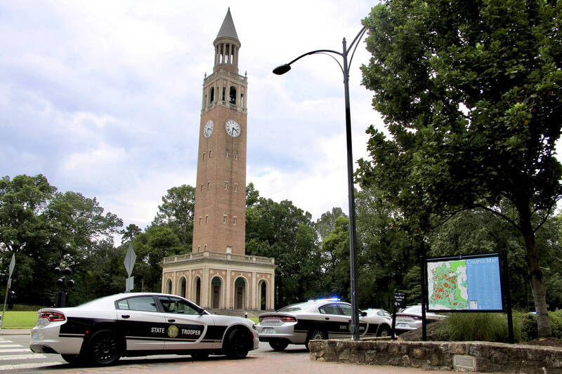 美国北卡罗来纳大学教堂山分校28日发生枪击，大量警车出现在校园。（美联社）(photo:LTN)